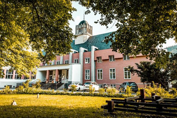 Haus des Volkes Das Bauhaushotel (Probstzella)